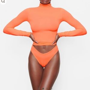 FITS EVERYBODY TURTLENECK TOP | NEON ORANGE